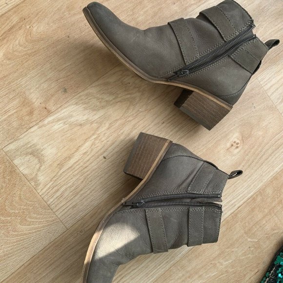 Susina Veronica Leather Ankle Booties 2” 5.5M - Picture 3 of 12